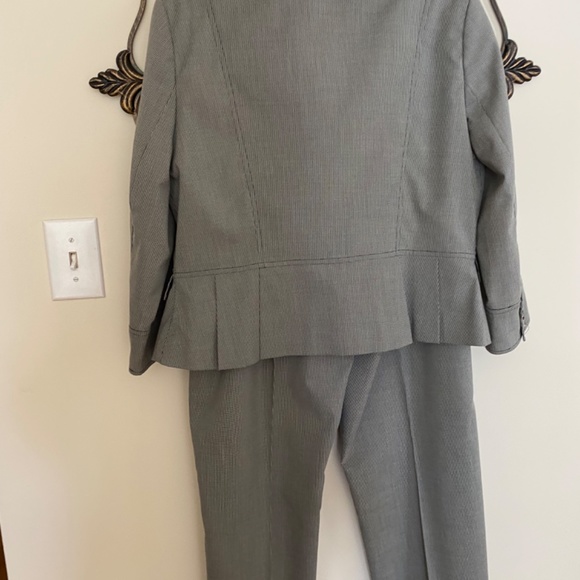 Larry Levine SIGNATURE Pantsuit - Picture 4 of 12